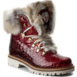 Botki NEW ITALIA SHOES - 1515404A/59 Red. Czerwone buty zimowe damskie marki New Italia Shoes, z lakierowanej skóry, na obcasie. W wyprzedaży za 869,00 zł.