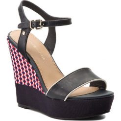 Sandały TOMMY HILFIGER Corporate Interwoven Wedge FW0FW02243. Niebieskie klapki damskie TOMMY HILFIGER, bez wzorów, bez obcasa. W wyprzedaży za 249,00 zł.
