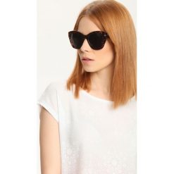 T-SHIRT KRÓTKI RĘKAW DAMSKI Z NADRUKIEM. Białe t-shirty damskie Top Secret, z nadrukiem, z jeansu, eleganckie, bez kołnierzyka. W wyprzedaży za 39,99 zł.