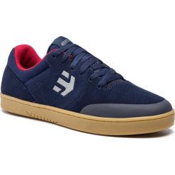 Sneakersy ETNIES - Marana 4101000403 Navy/Red/Gum 466. Niebieskie sneakersy męskie Etnies, na co dzień, bez wzorów, ze skóry, eleganckie, bez zapięcia. Za 339,00 zł.