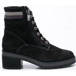 Tommy Hilfiger - Botki. Czarne buty zimowe damskie marki TOMMY HILFIGER, z materiału, z okrągłym noskiem, na obcasie. W wyprzedaży za 339,90 zł.