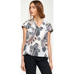 Bluzka z delikatnym dekoltem v - wzór. Bluzki damskie NIFE, xl, bez wzorów, z poliesteru, eleganckie, bez kołnierzyka, z krótkim rękawem. Za 139,00 zł.