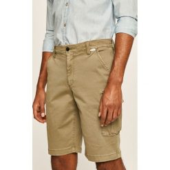 Calvin Klein - Szorty. Zielone spodenki i szorty męskie Calvin Klein, bez wzorów, z elastanu, casualowe. Za 399,90 zł.