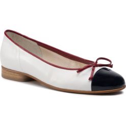 Baleriny GABOR - 85.102.20 Marine/Weiss/Cherry. Białe baleriny damskie Gabor, bez wzorów, ze skóry ekologicznej, klasyczne, bez obcasa, na płaskiej podeszwie. W wyprzedaży za 229,00 zł.