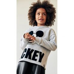 Mango Kids - Bluza dziecięca Mickey World 116-164 cm. Szare bluzy dziewczęce Mango Kids, z nadrukiem, z bawełny, bez rękawów, z kapturem. Za 99,99 zł.