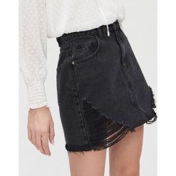 Jeansowa spódnica mini - Czarny. Czarne spódniczki damskie Cropp, s, bez wzorów, z jeansu, mini. Za 79,99 zł.