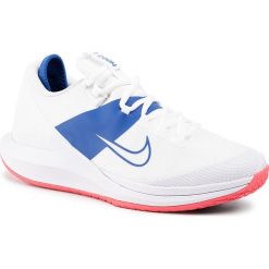 Buty NIKE - Nikecourt Air Zoom Zero Hc AA8018 103 White/White/Game Royal. Białe buty sportowe męskie Nike, z tworzywa sztucznego, bez zapięcia, tenisowe. Za 499,00 zł.