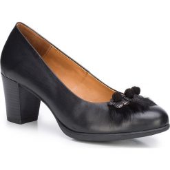 Buty damskie. Czarne czółenka damskie Wittchen, w kwiaty, ze skóry, bez obcasa, na słupku. W wyprzedaży za 229,90 zł.