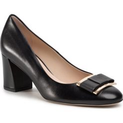 Półbuty HÖGL - 9-105080 Schwarz 0100. Czarne czółenka damskie HÖGL, z aplikacjami, ze skóry, eleganckie, bez obcasa, na obcasie, bez zapięcia. Za 619,00 zł.