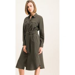 Sukienka koszulowa TOMMY HILFIGER Flo WW0WW26631. Zielone sukienki damskie TOMMY HILFIGER, na co dzień, bez wzorów, z wiskozy, z koszulowym kołnierzykiem, bez rękawów, proste. W wyprzedaży za 569,00 zł.
