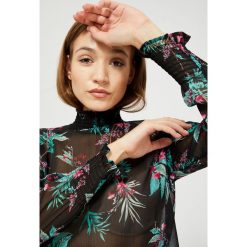 Elegancka bluzka z szyfonu. Bluzki damskie Moodo, l, bez wzorów, z poliesteru, eleganckie, bez kołnierzyka, bez rękawów. Za 69,99 zł.