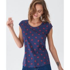 Koszulka z nadrukiem all over - Niebieski. Niebieskie t-shirty damskie marki House, s, z nadrukiem. Za 19,99 zł.