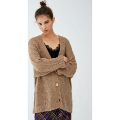 Luźny kardigan z dzianiny z guzikami z imitacji drewna. Swetry damskie Pull&Bear. Za 139,00 zł.