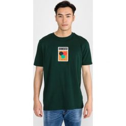 Scotch & Soda Koszulka Zielony. Zielone podkoszulki męskie Scotch & Soda, l, z nadrukiem, z bawełny, bez kołnierzyka, z krótkim rękawem, krótkie. Za 219,95 zł.