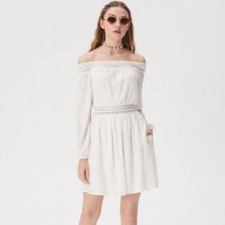 Biała sukienka boho - Biały. Białe sukienki damskie Sinsay, s, bez wzorów, boho, bez kołnierzyka, bez rękawów. W wyprzedaży za 39,99 zł.