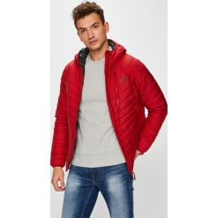 Jack Wolfskin - Kurtka. Czerwone płaszcze męskie marki Jack Wolfskin, s, bez wzorów, z poliesteru, krótkie, bez kaptura. W wyprzedaży za 499,90 zł.