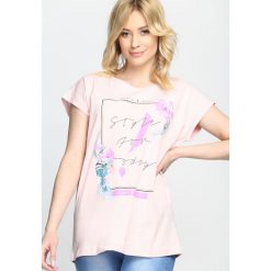 Różowy T-shirt Fashionable Trip. Czerwone bluzki damskie marki Born2be, l. Za 19,99 zł.