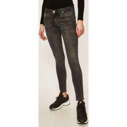 Tommy Jeans - Jeansy Sophie. Szare jeansy damskie Tommy Jeans, bez wzorów, z elastanu, z obniżonym stanem. W wyprzedaży za 359,90 zł.