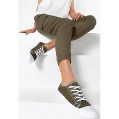 Khaki Trampki Arrievere. Brązowe trampki i tenisówki damskie Born2be, bez wzorów, z gumy, przed kostkę, na sznurówki. Za 59,99 zł.