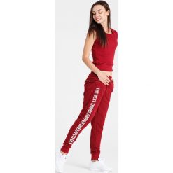 Naoko - Spodnie The Best Things Rouge. Czerwone spodnie damskie marki NAOKO, s, bez wzorów, z bawełny. W wyprzedaży za 129,90 zł.