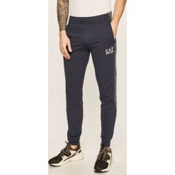 EA7 Emporio Armani - Spodnie. Czarne spodnie męskie EA7 Emporio Armani, s, bez wzorów, z bawełny. W wyprzedaży za 319,90 zł.