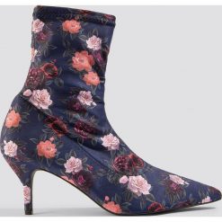 NA-KD Shoes Botki z miękka cholewką w kwiaty - Multicolor. Szare botki damskie NA-KD Shoes, na niskim obcasie, na obcasie, bez zapięcia. W wyprzedaży za 64,78 zł.