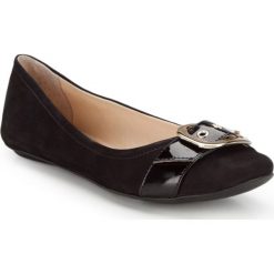 Buty damskie. Czarne baleriny damskie Wittchen, w paski, ze skóry, klasyczne, bez obcasa. W wyprzedaży za 239,92 zł.