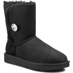 Buty UGG - W Bailey Button Bling 1016553 W/Blk. Czarne buty zimowe damskie Ugg, ze skóry. Za 1169,00 zł.