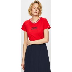 Tommy Jeans - Top. Czerwone bluzki damskie Tommy Jeans, s, z nadrukiem, z bawełny, z okrągłym kołnierzem. W wyprzedaży za 119,90 zł.