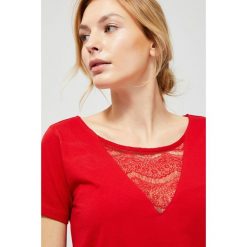 Bluzka z koronkoymi wstawkami. Czerwone bluzki damskie Moodo, xs, w koronkowe wzory, z bawełny, klasyczne, z okrągłym kołnierzem, z krótkim rękawem. Za 39,99 zł.