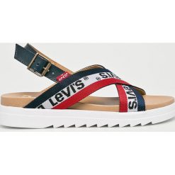 Levi's - Sandały. Niebieskie klapki damskie marki Levi's®, bez wzorów, ze skóry, bez obcasa, na obcasie. Za 319,90 zł.