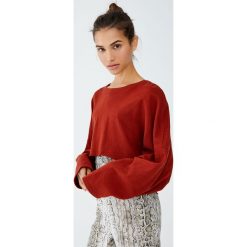 Krótka bluza ze 100% bawełny. Szare bluzy damskie marki Pull&Bear, bez wzorów, z bawełny, z krótkim rękawem, krótkie, bez kaptura. Za 79,90 zł.