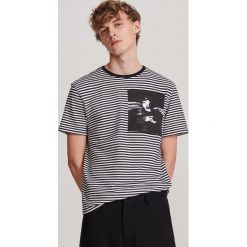 T-shirt w paski z nadrukiem - Czarny. Czarne t-shirty męskie Reserved, s, w paski. Za 59,99 zł.