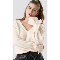 Linn Ahlborg x NA-KD Sweter z wiązanymi rękawami - White. Białe swetry oversize damskie marki Linn Ahlborg x NA-KD, z dzianiny. Za 121,95 zł.