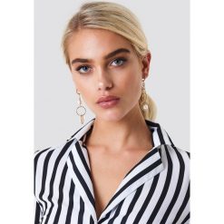 NA-KD Accessories Wiszące kolczyki z perłami - Gold. Szare kolczyki damskie NA-KD Accessories, sztuczne, na sztyftcie. Za 52,95 zł.