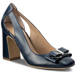 Półbuty SOLO FEMME - 20508-31-G65/000-04-00 Granat. Niebieskie półbuty damskie Solo Femme, z aplikacjami, ze skóry, bez obcasa, na obcasie, bez zapięcia. Za 349,00 zł.