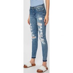 Guess Jeans - Jeansy Curve - x Skinny. Niebieskie jeansy damskie Guess Jeans, s, z aplikacjami, z elastanu. W wyprzedaży za 289,90 zł.