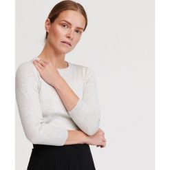 Sweter z biżuteryjną aplikacją - Jasny szary. Szare swetry damskie Reserved, s, z aplikacjami, bez rękawów, bez kaptura. W wyprzedaży za 39,99 zł.