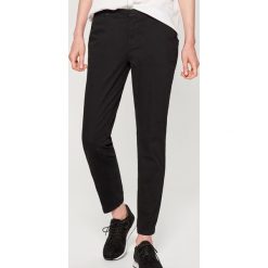 Chinosy damskie: Bawełniane spodnie chino fit – Czarny