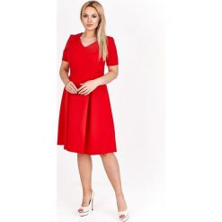 Rozkloszowana sukienka koktjalowa w intensywnym kolorze czerwony. Czerwone sukienki damskie N/A, plus size, bez wzorów, z poliesteru, bez kołnierzyka, plus size, bez rękawów, rozkloszowane. Za 154,04 zł.