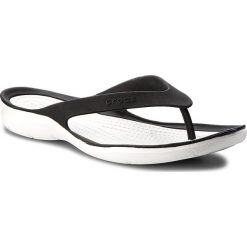 Japonki CROCS - Swiftwater Flip W 204974 Black/White. Czarne klapki damskie Crocs, bez wzorów, z tworzywa sztucznego, bez obcasa. W wyprzedaży za 99,00 zł.