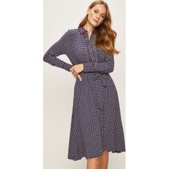 Tommy Hilfiger - Sukienka. Fioletowe sukienki damskie TOMMY HILFIGER, na co dzień, bez wzorów, z wiskozy, casualowe, bez kołnierzyka, z długim rękawem, długie, midi, rozkloszowane. W wyprzedaży za 499,90 zł.