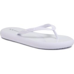 Japonki ARMANI EXCHANGE - XDQ007 XV318 00152 Optical White. Białe klapki damskie Armani Exchange, bez wzorów, z tworzywa sztucznego, bez obcasa. W wyprzedaży za 179,00 zł.