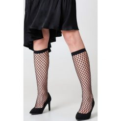 NA-KD Lingerie Podkolanówki kabaretki - Black. Czarne podkolanówki damskie NA-KD Lingerie, bez wzorów, z elastanu. Za 23,95 zł.