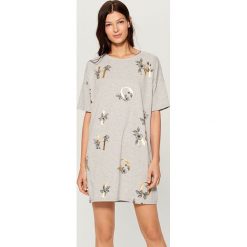 Sukienka oversize z nadrukiem - Szary. Szare sukienki damskie Mohito, s, z nadrukiem, bez kołnierzyka, bez rękawów, oversize. W wyprzedaży za 39,99 zł.