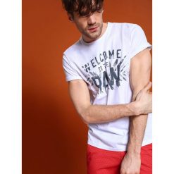 T-shirt krótki rękaw męski. Białe t-shirty męskie na lato, m, z nadrukiem, z bawełny, klasyczne, z okrągłym kołnierzem, krótkie. W wyprzedaży za 9,99 zł.