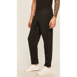 Adidas Originals - Spodnie. Czarne spodnie męskie adidas Originals, na co dzień, s, z aplikacjami, z bawełny. Za 279,90 zł.