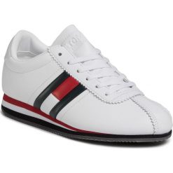 Sneakersy TOMMY JEANS - Wmns Retro Flag Sneaker EN0EN00874 Rwb 020. Białe półbuty damskie Tommy Jeans, z jeansu. Za 399,00 zł.