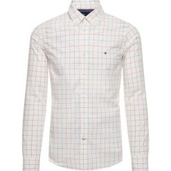 Koszula TOMMY HILFIGER Classic Windowpane MW0MW11896. Białe koszule męskie TOMMY HILFIGER, xxl, bez wzorów, z bawełny, casualowe, bez kołnierzyka, bez rękawów. W wyprzedaży za 259,00 zł.