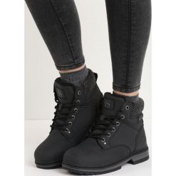 Czarne Traperki So Cosy. Czarne buty zimowe damskie marki Born2be, z okrągłym noskiem, na płaskiej podeszwie. Za 99,99 zł.
